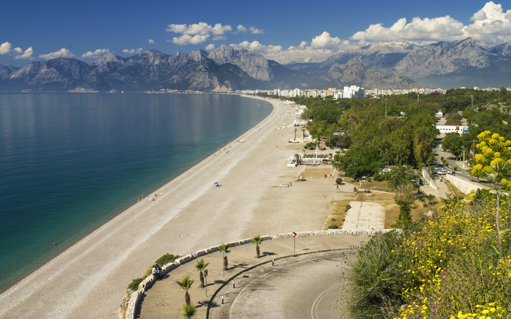 Konyaaltı beach in Antalya with the Taurus Mountains behind